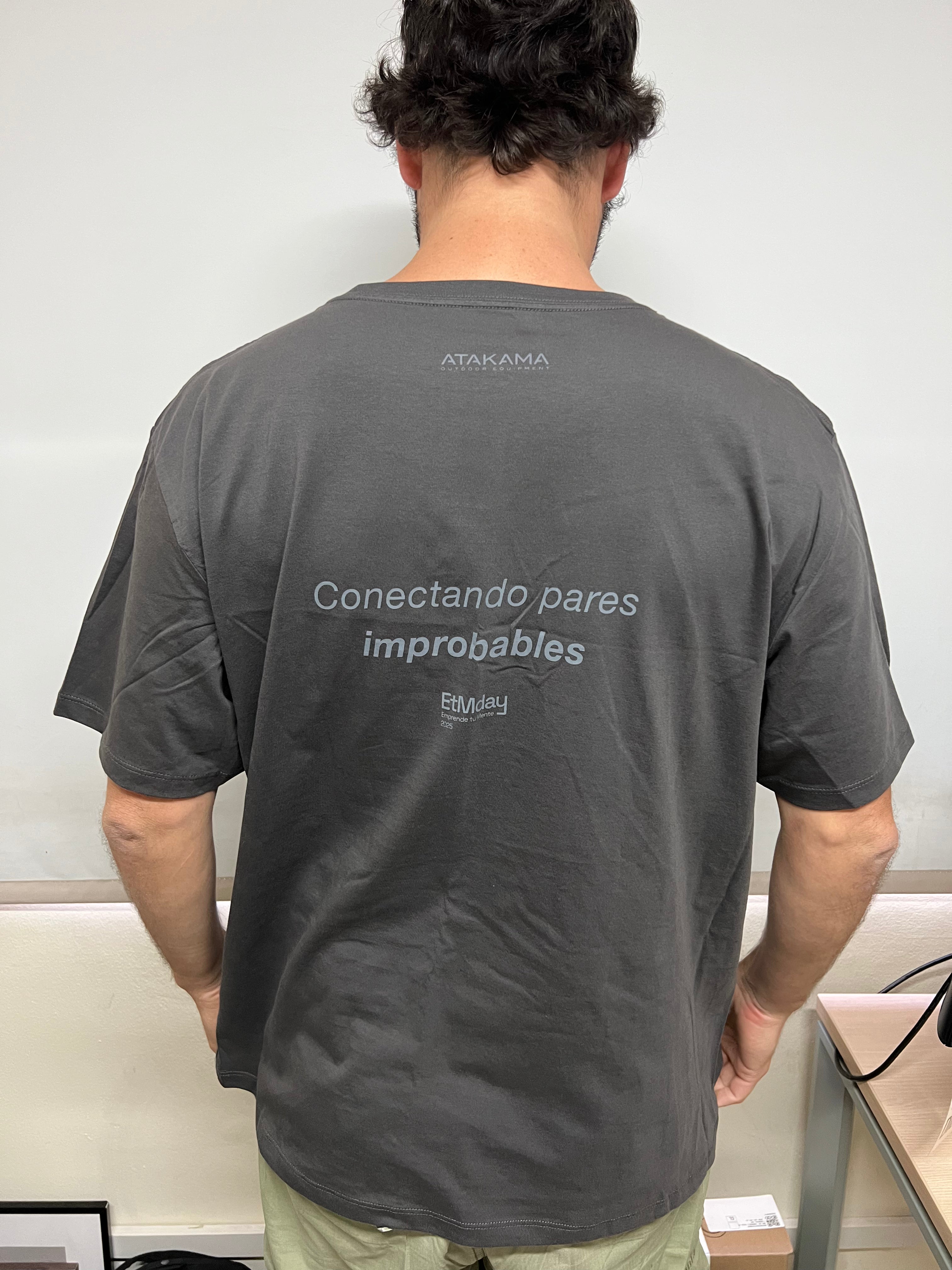 BRANDING ETMDAY Polera Cuernos del Paine manga corta hombre Gris