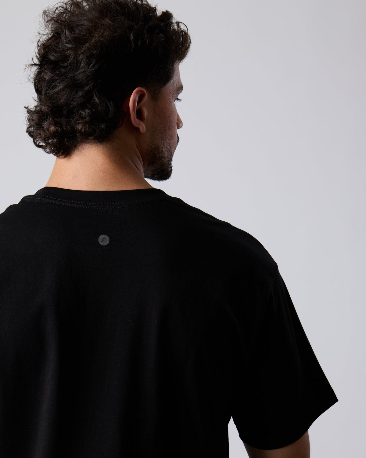 Polera Algodón Manga Corta Atakama Logo Centro Negro