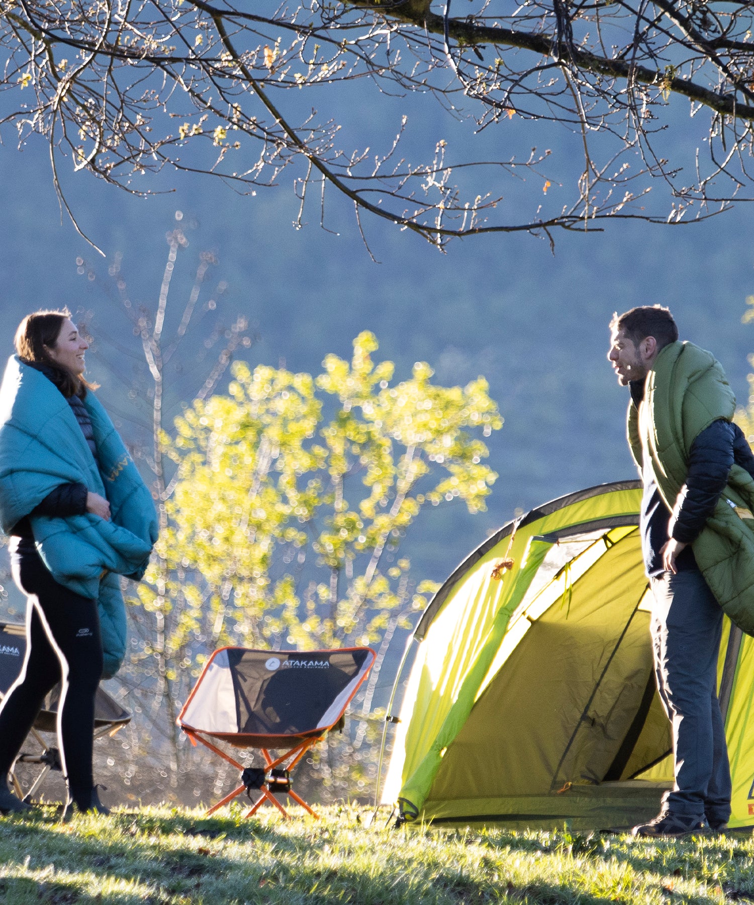 Saco de dormir Radal elaborado para ir de camping o para aventuras en zonas de temperaturas más templadas, forma rectangular y capacidad de temperatura Límite: 3° C, Confort: 6° C y Extrema: -2° C.